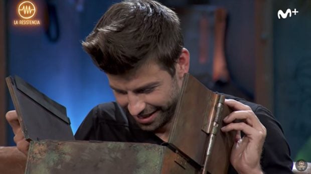 Gerad Piqué viendo el contenido de la caja de La Resistencia/Movistar+