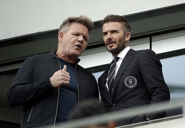 David Beckham hablando con el chef Gordon Ramsay antes del inicio del encuentro entre el Inter Miami y el LAFC / GTres