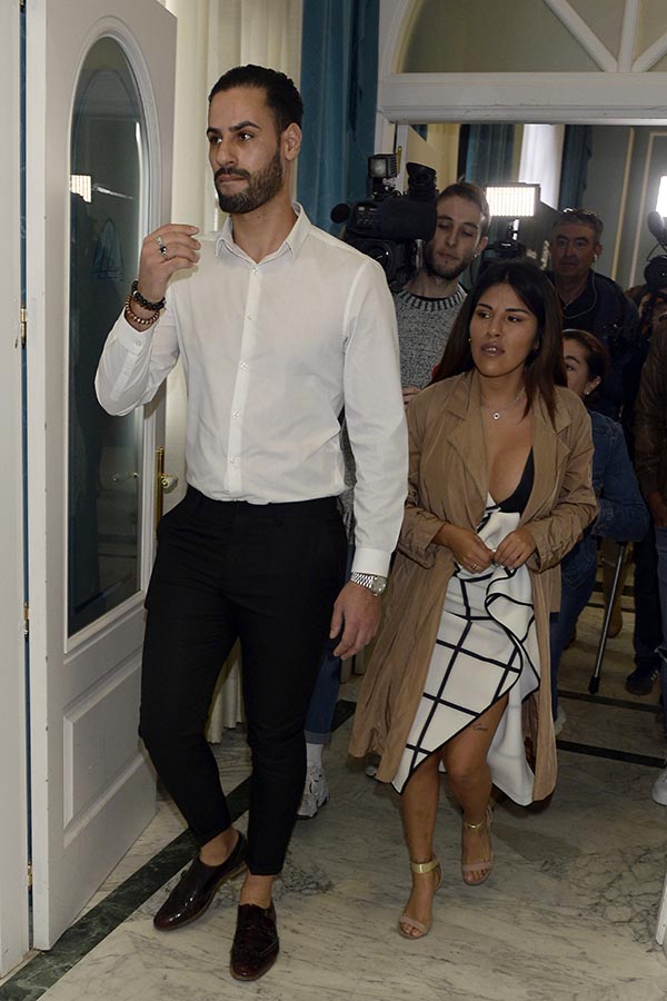 Isa Pantoja junto a Asraf Beno a su llegada al &uacute;ltimo desfile del modelo / GTRES