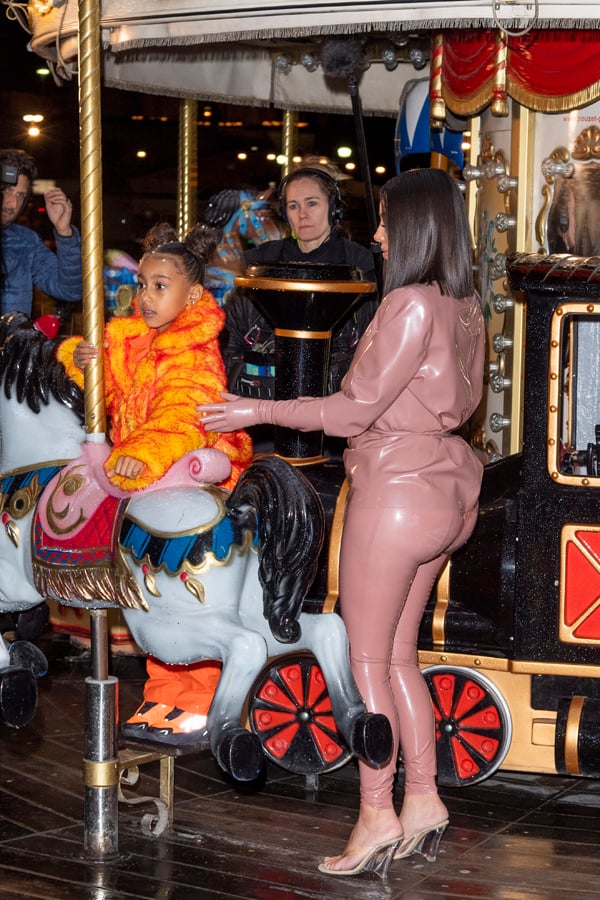 Kim Kardashian junto a su hija en un tiovivo en París / GTRES