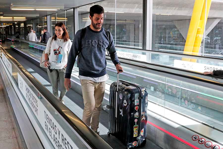 Paula Echevarr&iacute;a y Miguel Torres de camino a casa tras llegar de Kenia / GTRES