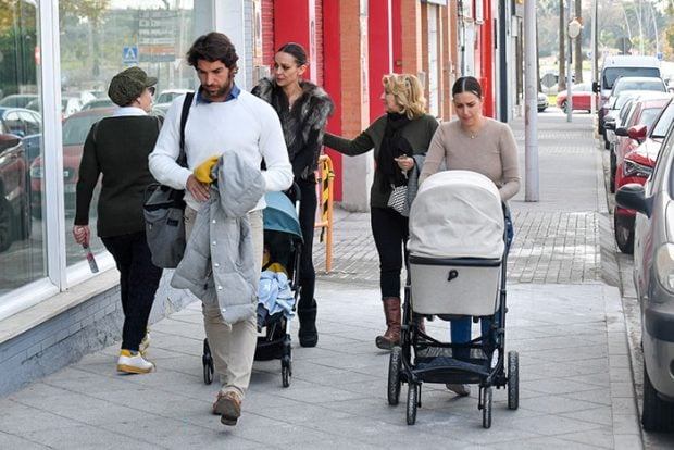 El torero Cayetano Rivera Ordoñez durante su 43 cumpleaños junto a la presentadora y ex miss Eva González y su hijo Cayetano por las calles de Sevilla/Gtres