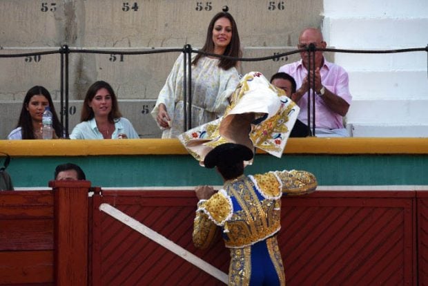 Eva González en el tendido viendo a Cayetano Rivera/Gtres