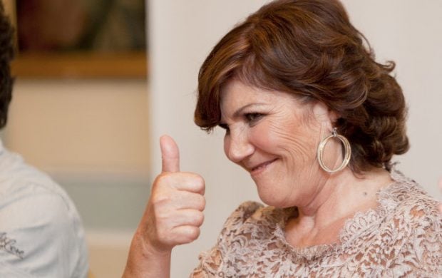 Así queremos volver a ver a Dolores Aveiro, con su sonrisa y levantando el pulgar hacia arriba. Imagen de Archivo / GTres