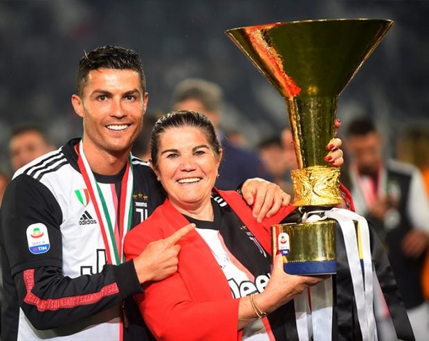 Cristiano Ronaldo y su madre Dolores Aveiro con el título de la Serie A / GTres