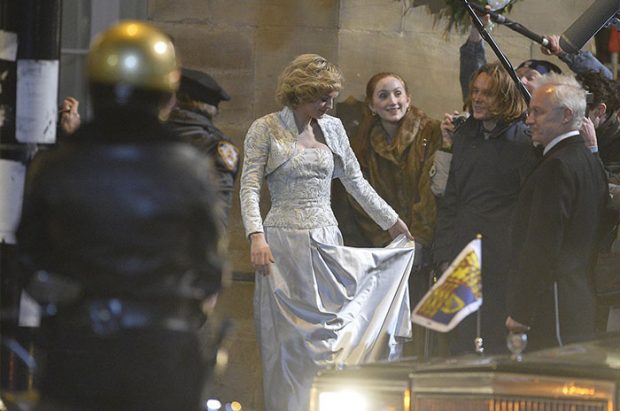 La actriz que da vida a Diana de Gales en un rodaje de la cuarta temporada en Manchester / GTres