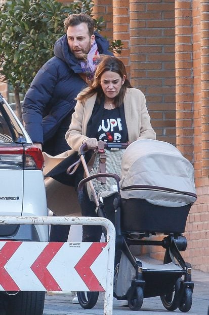 Toñi Moreno junto a Raúl Prieto en su vuelta a Madrid/Gtres
