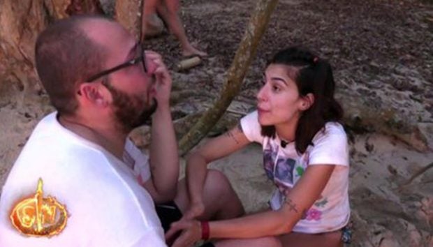 Bea intentando consolar a Avilés tras derrumbarse pensando en su familia / Telecinco