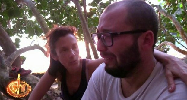 Elena también intentó consolar al periodista, pero ni Bea ni la madre de Adara tuvieron éxito alguno / Telencinco