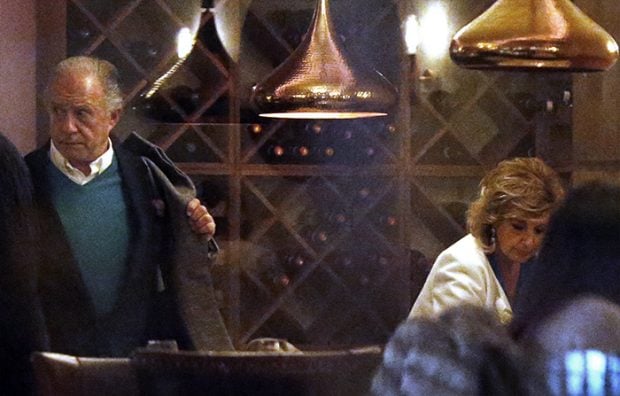Emilio Javier G&oacute;mez y Mar&iacute;a Teresa Campos antes de salir del restaurante despu&eacute;s de cenar / GTres