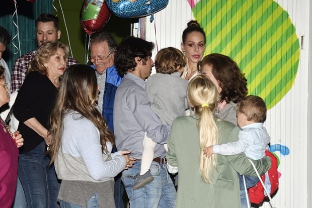 Eva Gonz&aacute;lez y Cayetano RIvera recibiendo a los invitados en el segundo cumplea&ntilde;os de su hijo/Gtres
