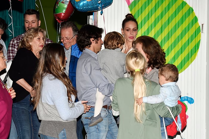 Eva Gonz&aacute;lez y Cayetano RIvera recibiendo a los invitados en el segundo cumplea&ntilde;os de su hijo/Gtres