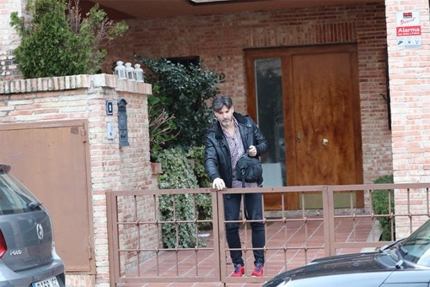 Toño Sanchís a la salida de la casa, propiedad de Belén Esteban / GTres