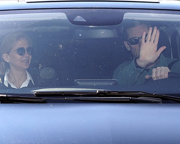 El exjugador de balonmano saludando a la prensa con la infanta Cristina dentro del coche / GTres