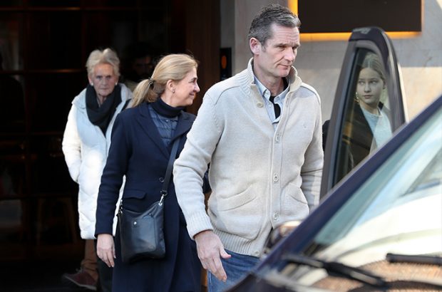 Iñaki Urdangarin y su esposa la infanta Cristina antes de entrar en el coche / GTres