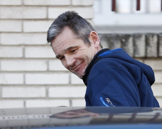 I&ntilde;aki Urdangarin sale sonriente del coche que le lleva hasta Don Orone / GTres