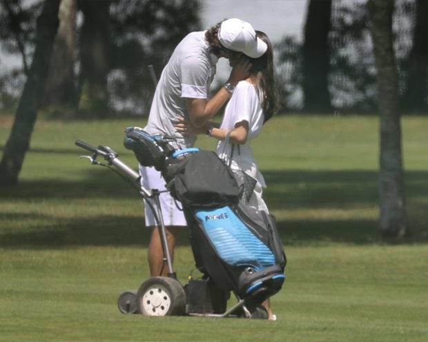 Beso rom&aacute;ntico entre Sandra Gago y Feliciano L&oacute;pez en un campo de golf / Gtres