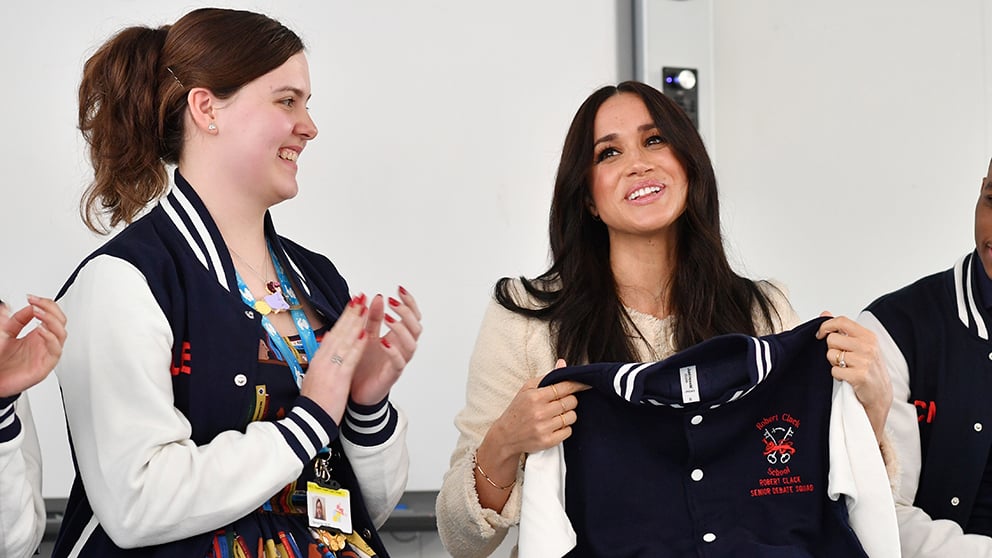 Meghan  Markle recibió por parte de los alumnos la ‘beisbolera’ del centro/GTres