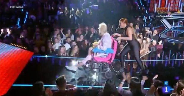 Samantha cruza la pasarela tras haber sido salvada por los profesores / Imagen de TVE