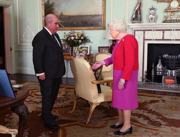 La reina Isabel II en su último acto público oficial. Atrás se observa la fotografía indicada en el texto/Gtres