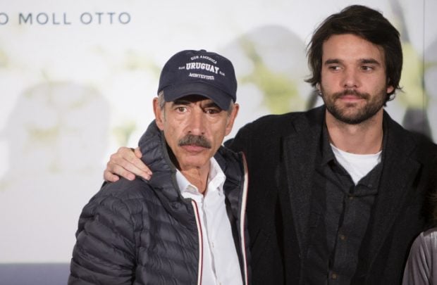 Imanol Arias y su hijo en un acto / GTres