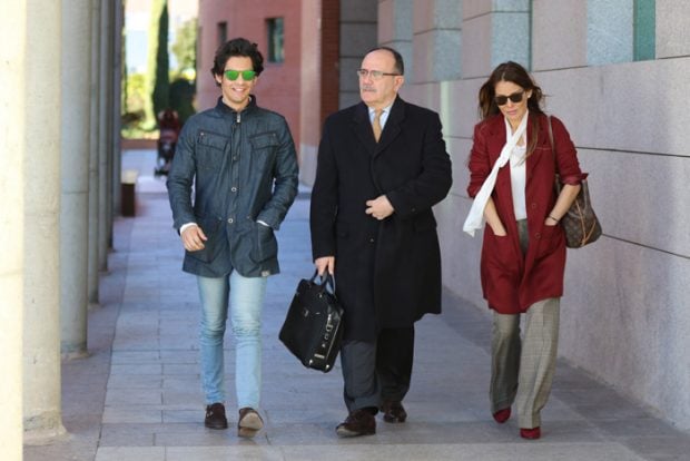 Ivonne Reyes y su hijo dirigi&eacute;ndose al juzgado en una imagen de archivo/Gtres