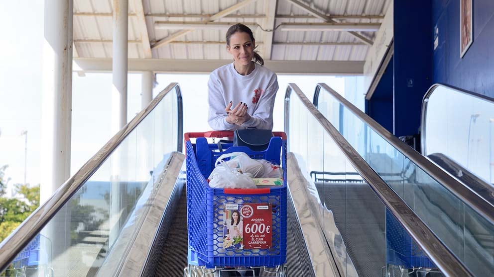 EVA GONZALEZ LLENA SU DESPENSA