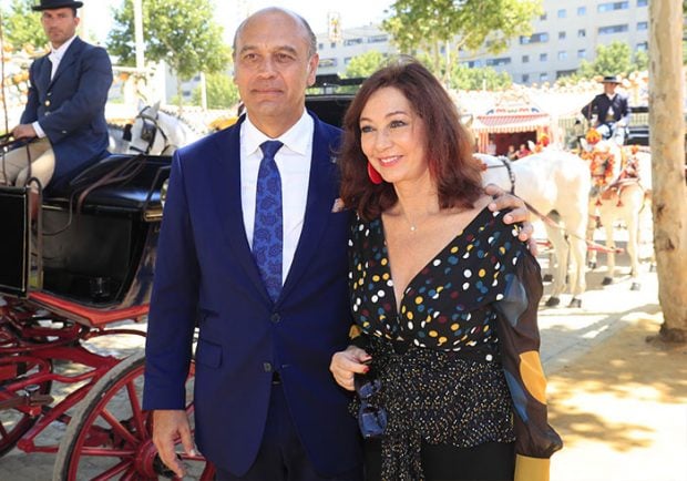 Una imprescindible que no se pierde ni una Feria de Abril es Ana Rosa Quintana. La presentadora, acompañada de su marido Juan Muñoz, son dos de los rostros conocidos que siempre acuden al estreno / GTRES