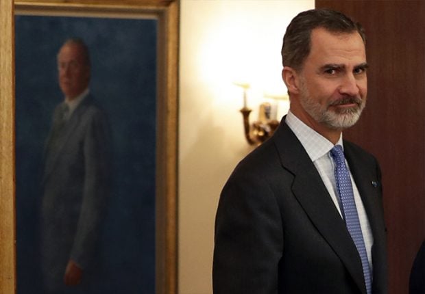 Felipe VI con un retrato de su padre don Juan Carlos / GTres