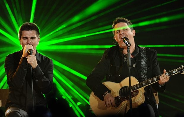 Juanes y Alejandro Sanz durante un concierto juntos / Gtres