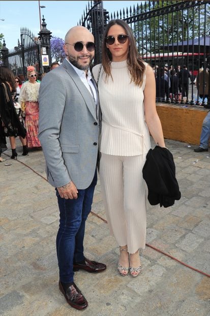 Kiko Rivera e Irene Rosales el año pasado al llegar a la Feria muy sonrientes. Por aquel entonces el DJ evitó verse con su hermana Chabelita / GTRES