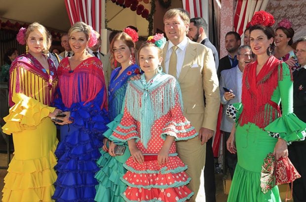 Máxima de Holanda apareció por sorpresa en la Feria de 2019 con toda su familia. De hecho, ella y Guillermo volvieron al escenario donde se conocieron hace veinte años para rememorarlo y disfrutar con sus hijas de la música y del color sevillano / GTRES
