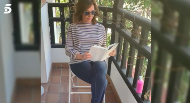 En la terraza de su casa y con un look muy apropiado para la situaci&oacute;n, Ana Rosa Quintana y todo su equipo han decidido hacer un v&iacute;deo para que la poblaci&oacute;n se quede en casa/Telecinco