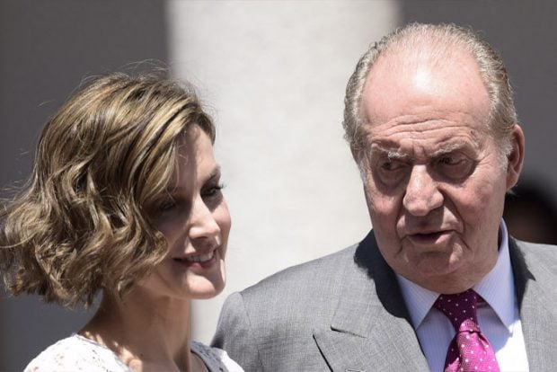 Nuera y suegro durante un acto oficial / GTRES