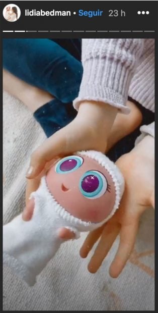 Lidia Bedman jugando con sus hijos en las historias de sus redes sociales / Imagen de Instagram