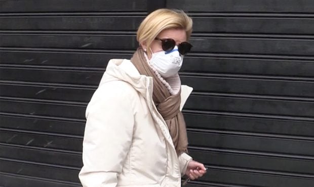 Mar&iacute;a Zurita por las calles de Madrid yendo a trabajar con mascarilla / GTRES