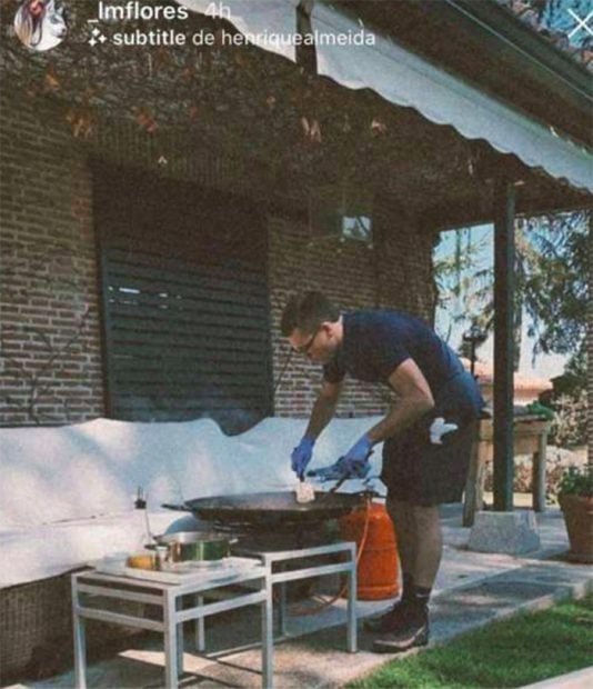 Benji Aparicio preparando una paella/Instagram