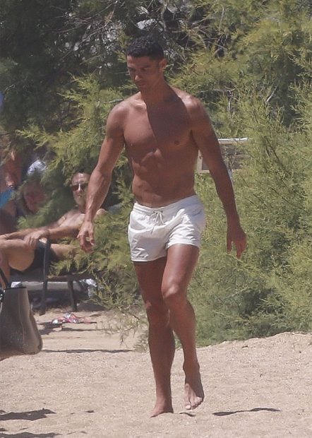 Cristiano Ronaldo durante un d&iacute;a de playa / GTRES
