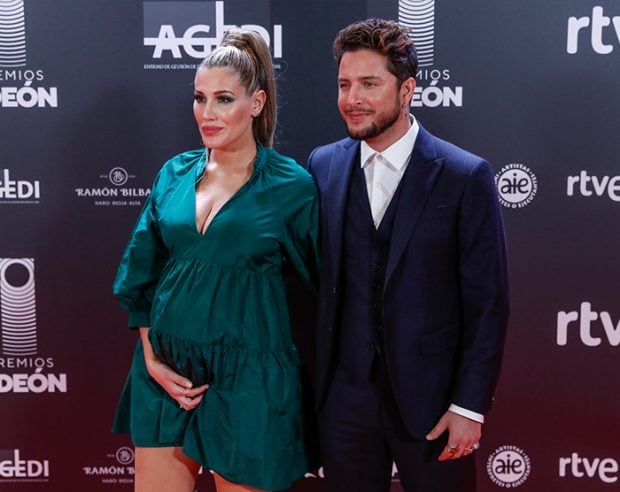 Almudena Naval&oacute;n y Manuel Carrasco durante la gala de los '40 Principales' a la cual, la periodista asisti&oacute; embarazada de su segundo hijo / GTRES