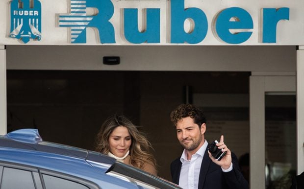 David Bisbal y su mujer a la salida del hospital donde dio a luz / GTRES