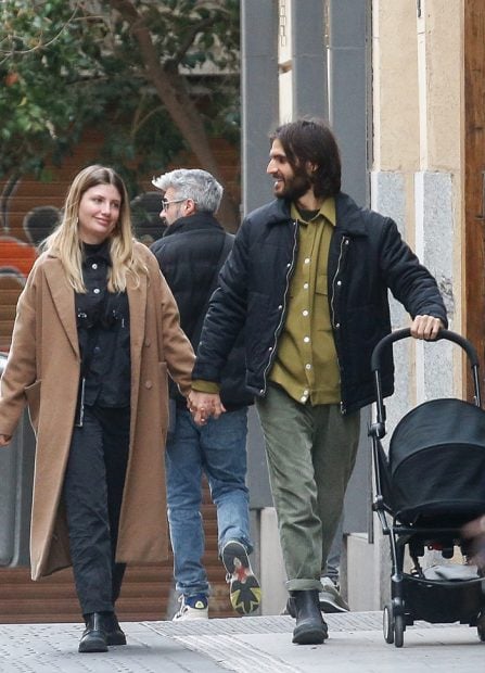 Miriam Giovanelli y su marido paseando por las calles de Madrid con su primera hija / GTRES