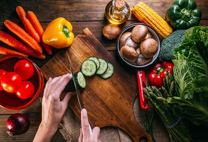Cocina con frutas y verduras de temporada