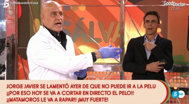 Kiko Matamoros dispuesto a cortar el pelo a su compa&ntilde;ero en directo / Imagen de Telecinco 