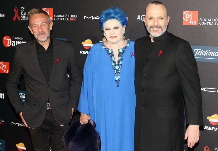 Miguel Bos&eacute; junto a su madre en una imagen de archivo / GTRES