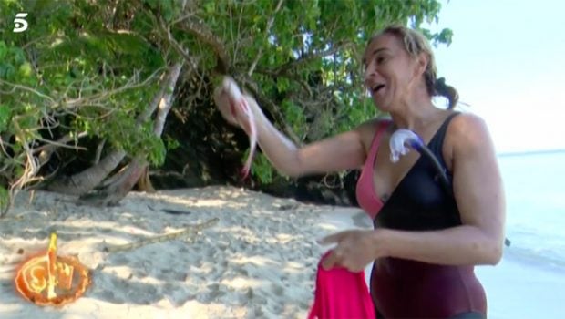 Ana Mar&iacute;a Ald&oacute;n mostrando orgullosa su pez a los compa&ntilde;eros/Mediaset