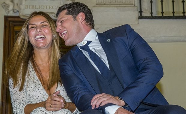 Manu Tenorio y su mujer muy pendientes de su hijo en todo momento durante este confinamiento / GTRES