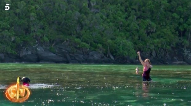 Ana Mar&iacute;a Ald&oacute;n pescando su primer pez en 'Supervivientes'/Telecinco