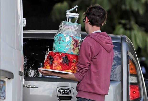 La tarta de cumpleaños personalizada y extravagante que ha recibido Elton John en su casa/Gtres