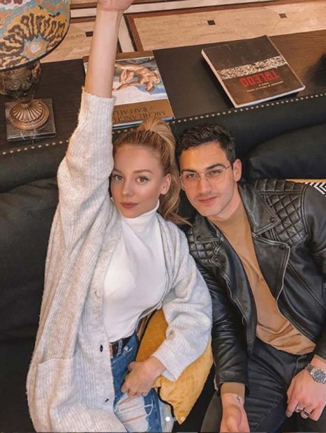 Ester Exp&oacute;sito junto a Alejandro Speitzer / Redes sociales