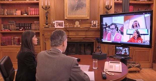 La primera videoconferencia fue la semana pasada con el presidente de Cruz Roja / Imagen del v&iacute;deo de Casa de S.M. el Rey 